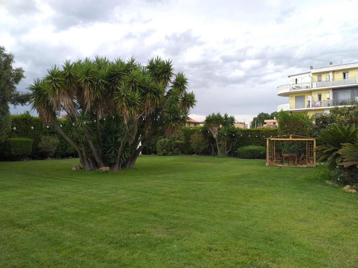 Garden Basement - Seminterrato Max 4 Ospiti - Fiumicino Vicino Aeroporto E Fiera Apartment Bagian luar foto